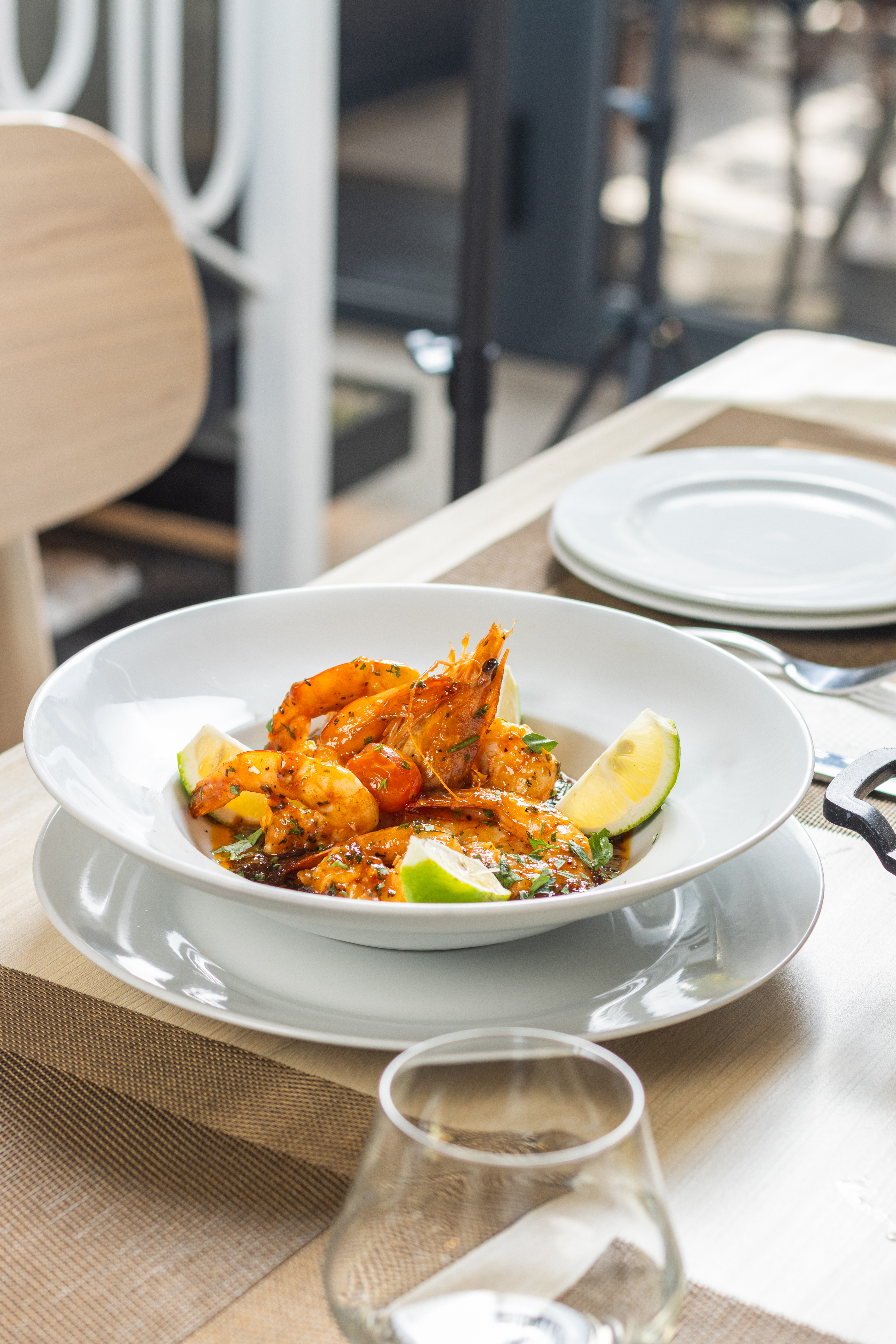 Un plat de gambas fraîches servi dans un restaurant de poisson à Casablanca.